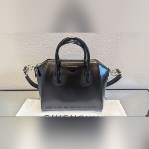GIVENCHY Antígona small top handle bag in box leather (Black)